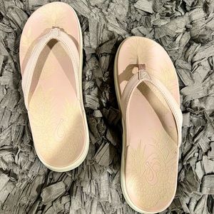 OluKai Na’ a Pi’ o women’s flip flops size 7.